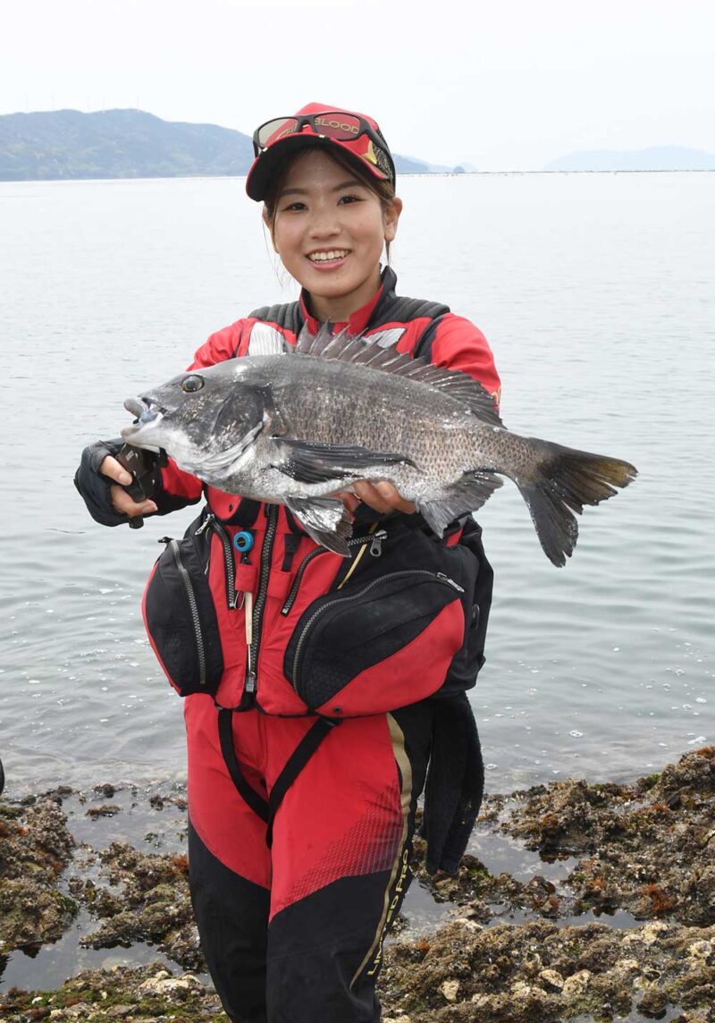 良型チヌを持つ山口美咲