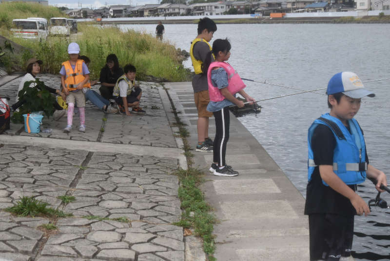 揖保川でハゼ釣り中