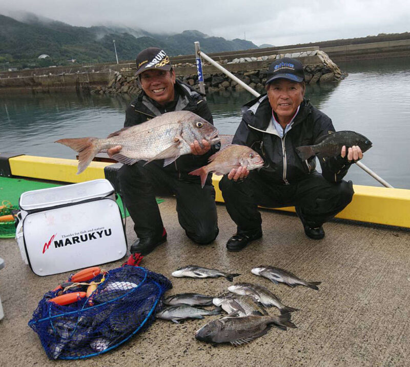 大型マダイを釣った大知昭