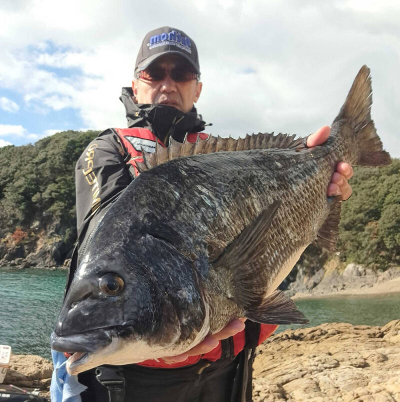 ロクマルを釣り上げた塩田さん