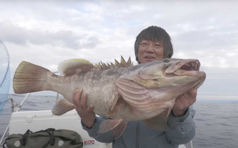 クエを持つ高橋さん