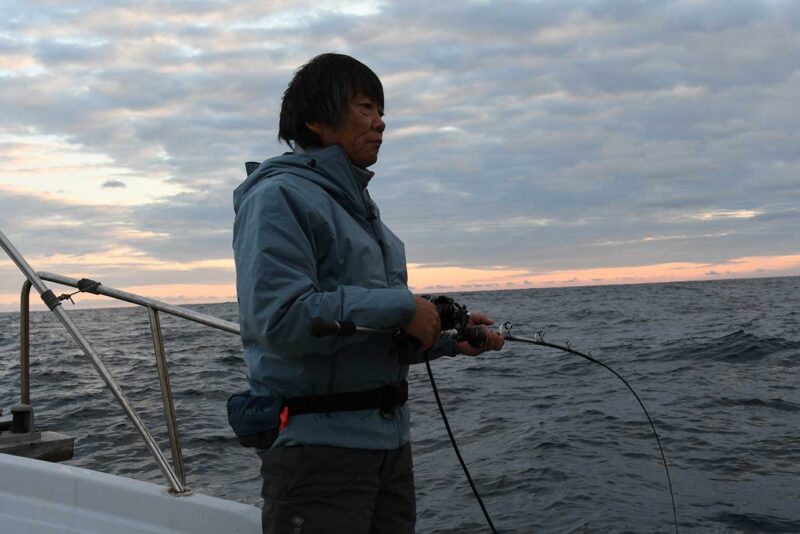 室戸岬で泳がせ釣りをする高橋哲也