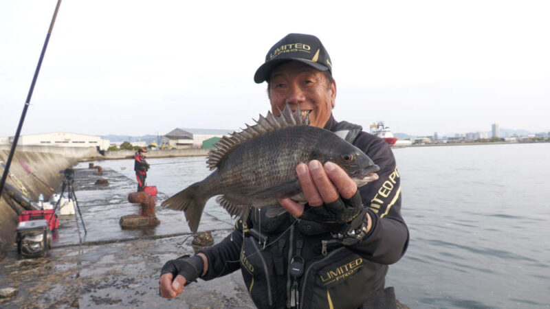 チヌを持つ大知