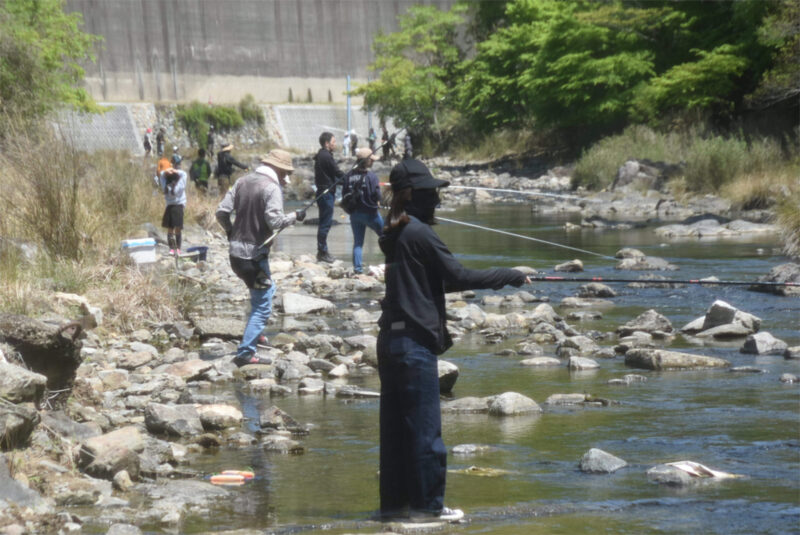 渓流つり女性