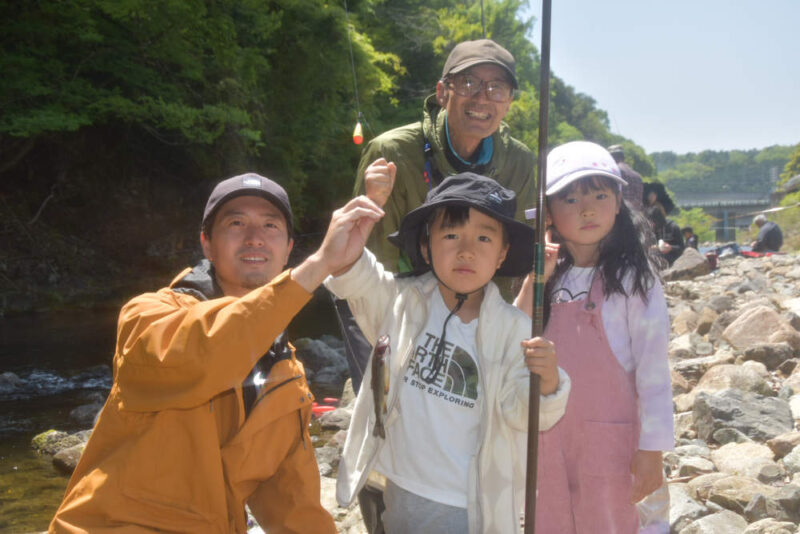 釣果を持つ