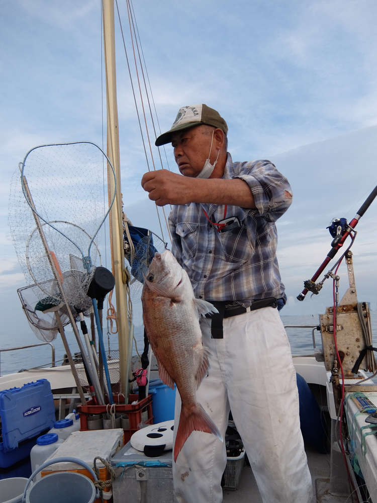 海遊丸で良型マダイ
