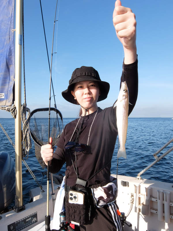 シロギス釣る釣りガール