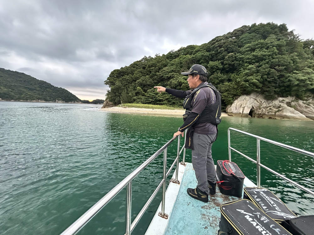 島に渡る前に船から落ち込みや海底の変化を確認