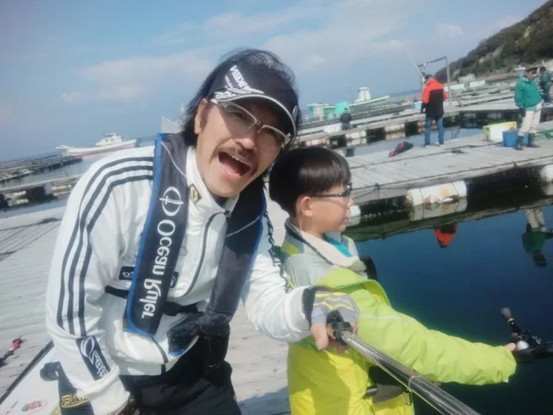 海上釣り堀で釣り